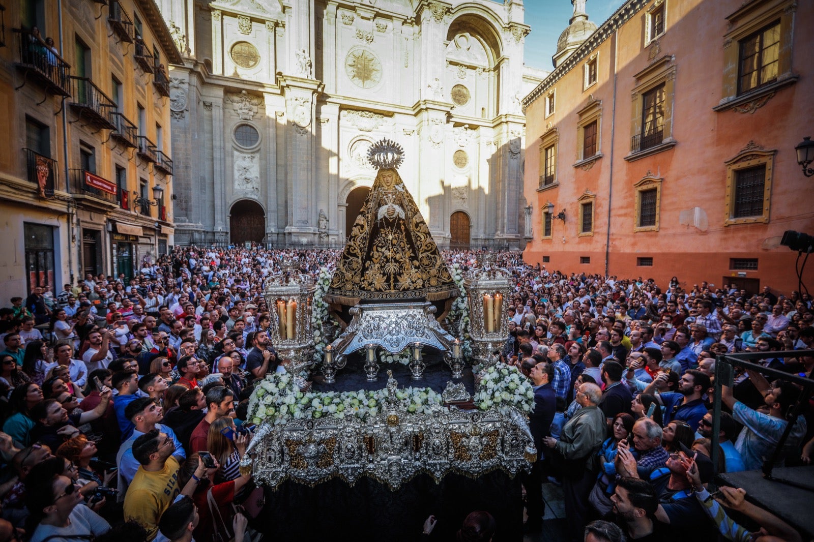 Fotos: Las imágenes de la procesión de coronación de la Soledad en